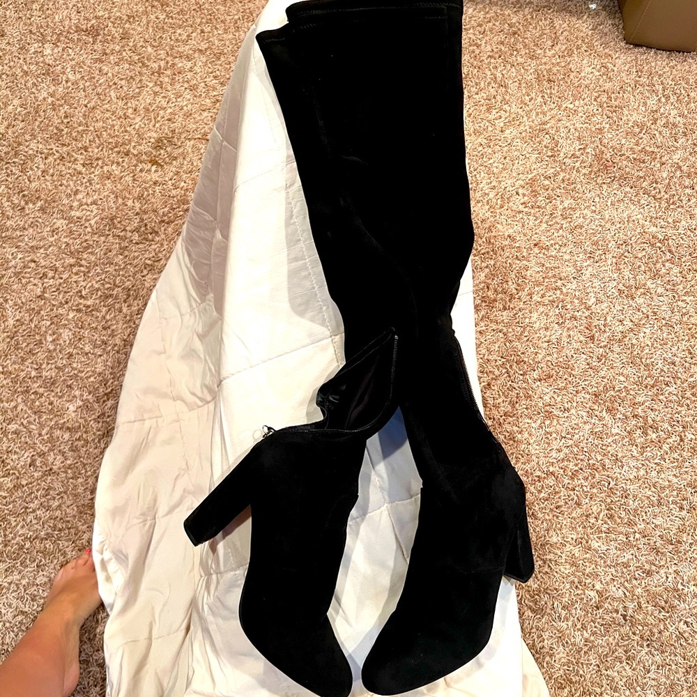 Steve Madden Suede Knee high boots size 9 with zipper
